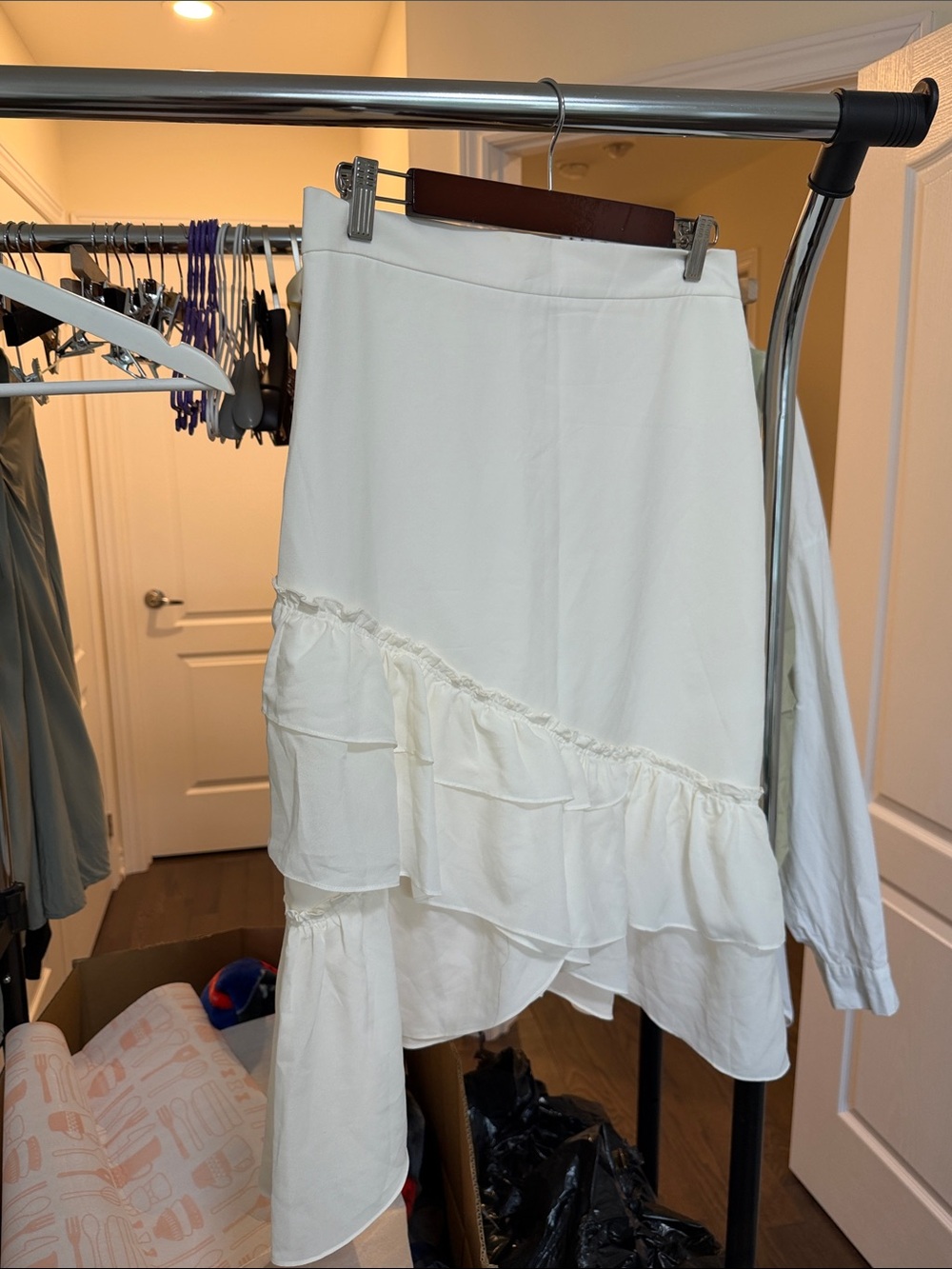 Club Monaco Cream Asymmetrical Ruffle Skirt